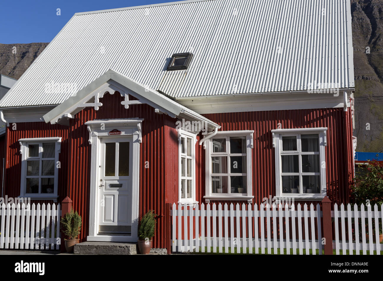 Piccole colorate di ferro ondulato house di Isafjordur Westfjords Islanda Foto Stock
