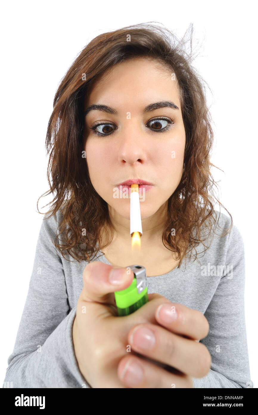 In prossimità di una donna addicted a fumo illuminazione su una sigaretta isolato su uno sfondo bianco Foto Stock