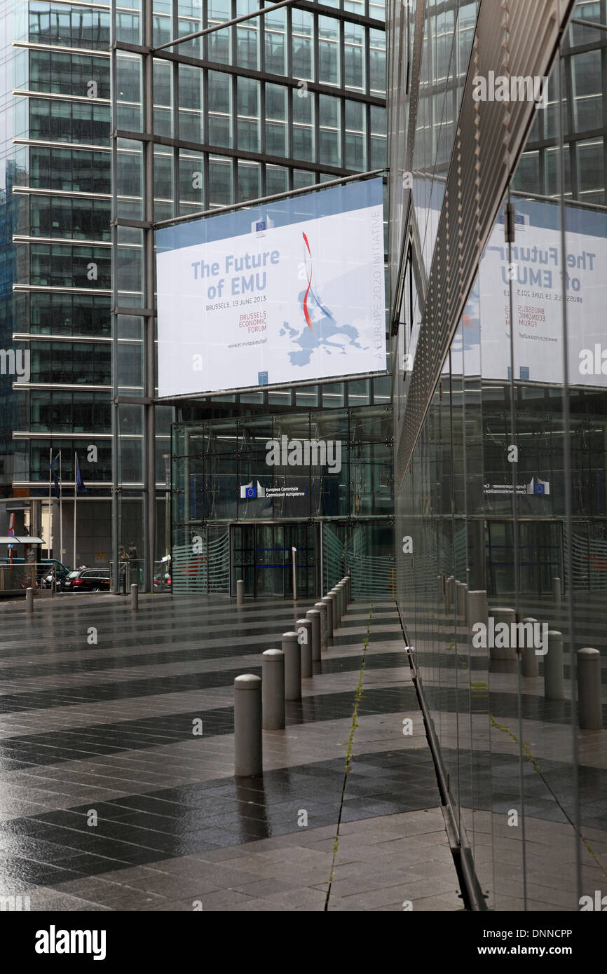 Un segno pubblicizza un forum su "Il futuro dell'UEM' alla sede centrale della Commissione europea a Bruxelles, in Belgio. Foto Stock