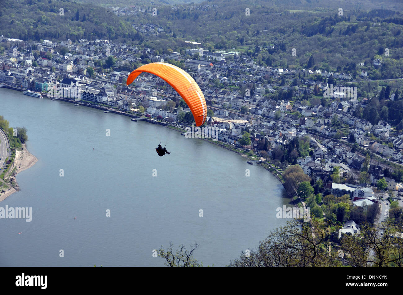 Il Para-parapendio vola sopra il fiume Reno Foto Stock