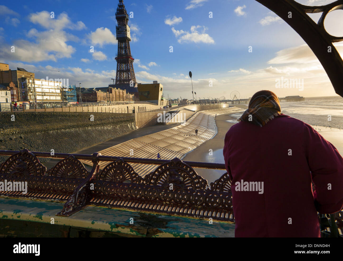 Vista dal North Pier di Blackpool  Donna godendo il sole della sera e il paesaggio alla Torre capezzagna, Lancashire, Regno Unito Foto Stock