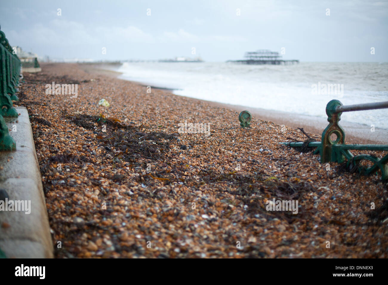 Brighton Promenade dopo Gran Bretagna tempeste del dicembre 2013 che mostra il livello elevato di ciottoli che sono state lanciate contro la parete del mare Foto Stock