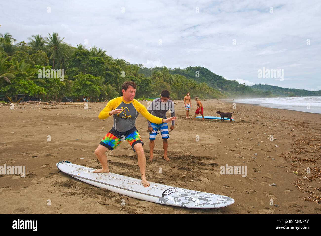 Surf sulle spiagge di Dominical, Costa Rica Foto Stock