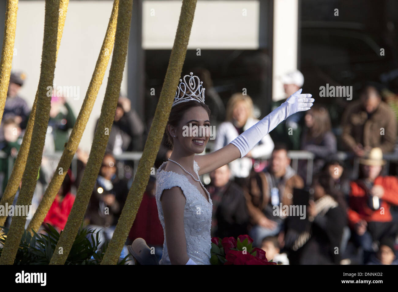 Pasadena, CALIFORNIA, STATI UNITI D'AMERICA. 1a gen, 2014. PASADENA, CA - 01 gennaio: Il Torneo di rose queen e corte onde da loro galleggiante in 125th Rose Parade di Pasadena, California, mercoledì 1 gennaio, 2014. In senso orario da sinistra in basso sono Princess Jamie Kwong, Princess Sarah Hansen, Princess Katie Lipp, Rose Regina Ana Acosta, Principessa Elyssia WIDJAJA: risultati nei, la Principessa Elisabetta Woolf e la principessa Kayla Johnson-Granberry.ARMANDO ARORIZO. Credito: Armando Arorizo/Prensa Internacional/ZUMAPRESS.com/Alamy Live News Foto Stock