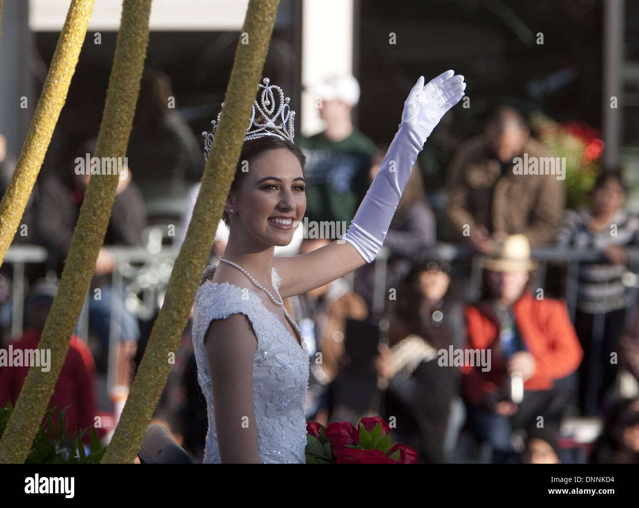 Pasadena, CALIFORNIA, STATI UNITI D'AMERICA. 1a gen, 2014. PASADENA, CA - 01 gennaio: Il Torneo di rose queen e corte onde da loro galleggiante in 125th Rose Parade di Pasadena, California, mercoledì 1 gennaio, 2014. In senso orario da sinistra in basso sono Princess Jamie Kwong, Princess Sarah Hansen, Princess Katie Lipp, Rose Regina Ana Acosta, Principessa Elyssia WIDJAJA: risultati nei, la Principessa Elisabetta Woolf e la principessa Kayla Johnson-Granberry.ARMANDO ARORIZO. Credito: Armando Arorizo/Prensa Internacional/ZUMAPRESS.com/Alamy Live News Foto Stock