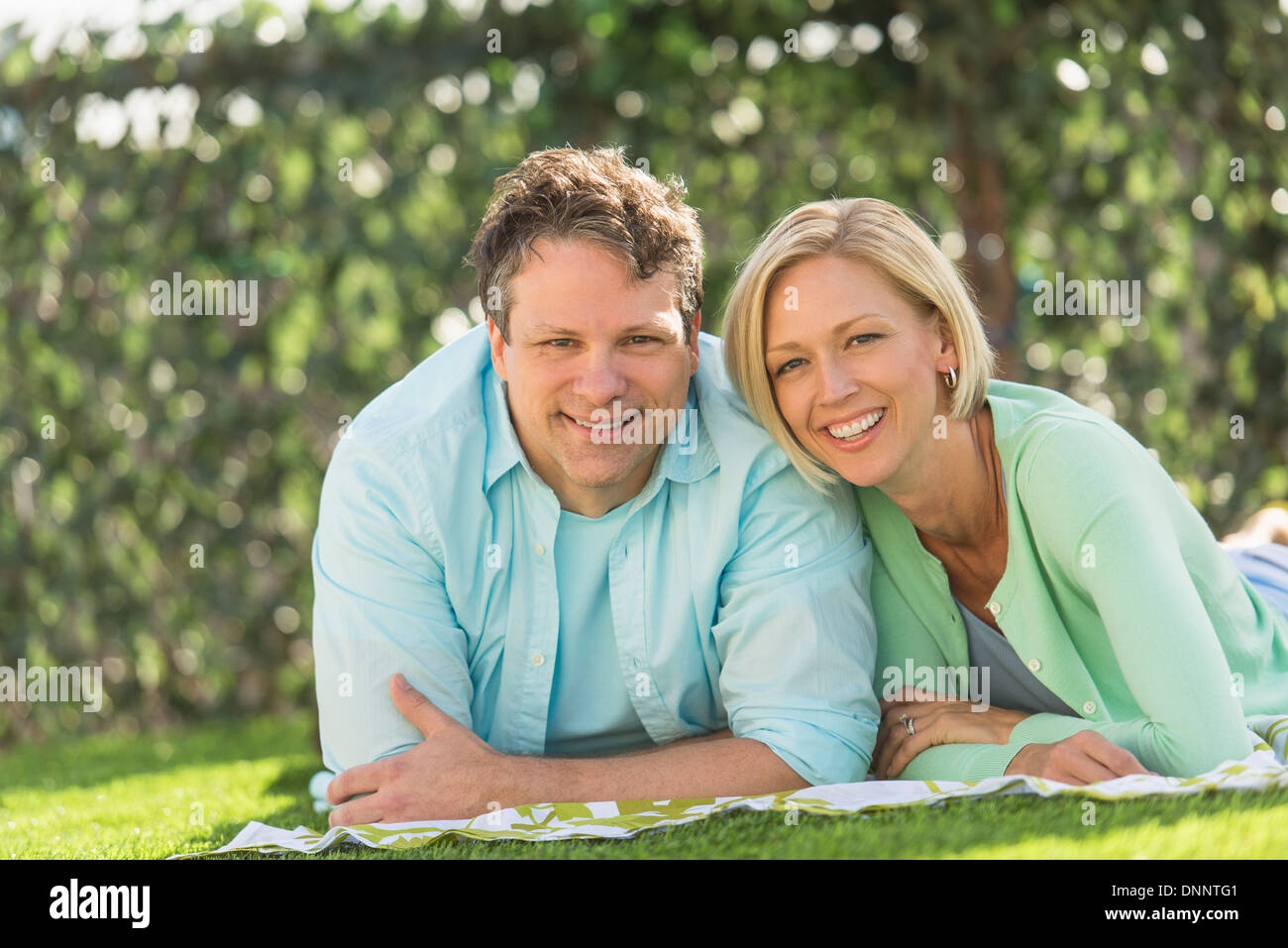 Coppia giacendo sull'erba Foto Stock