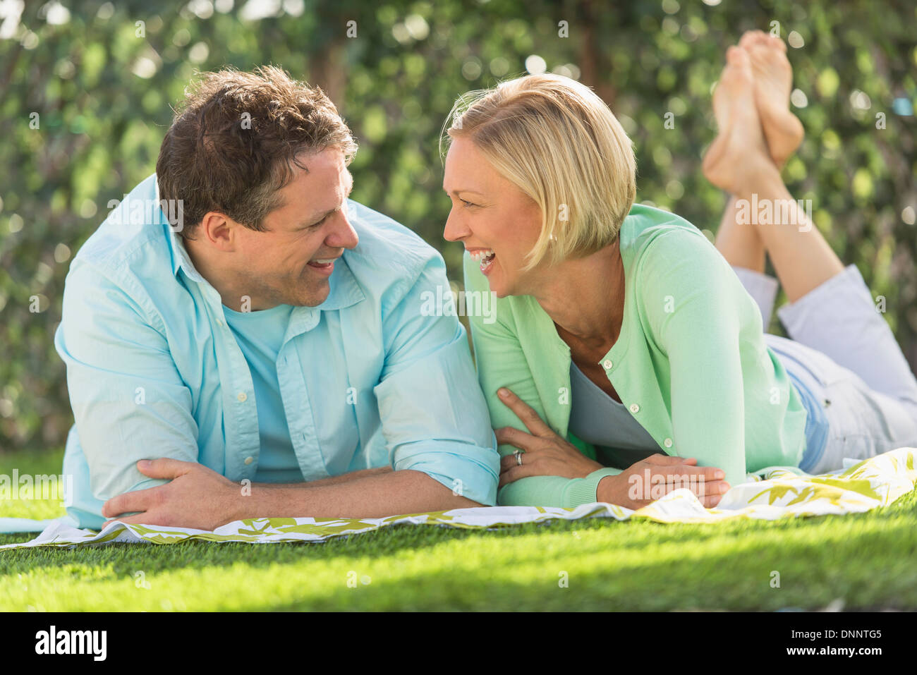 Coppia giacendo sull'erba Foto Stock