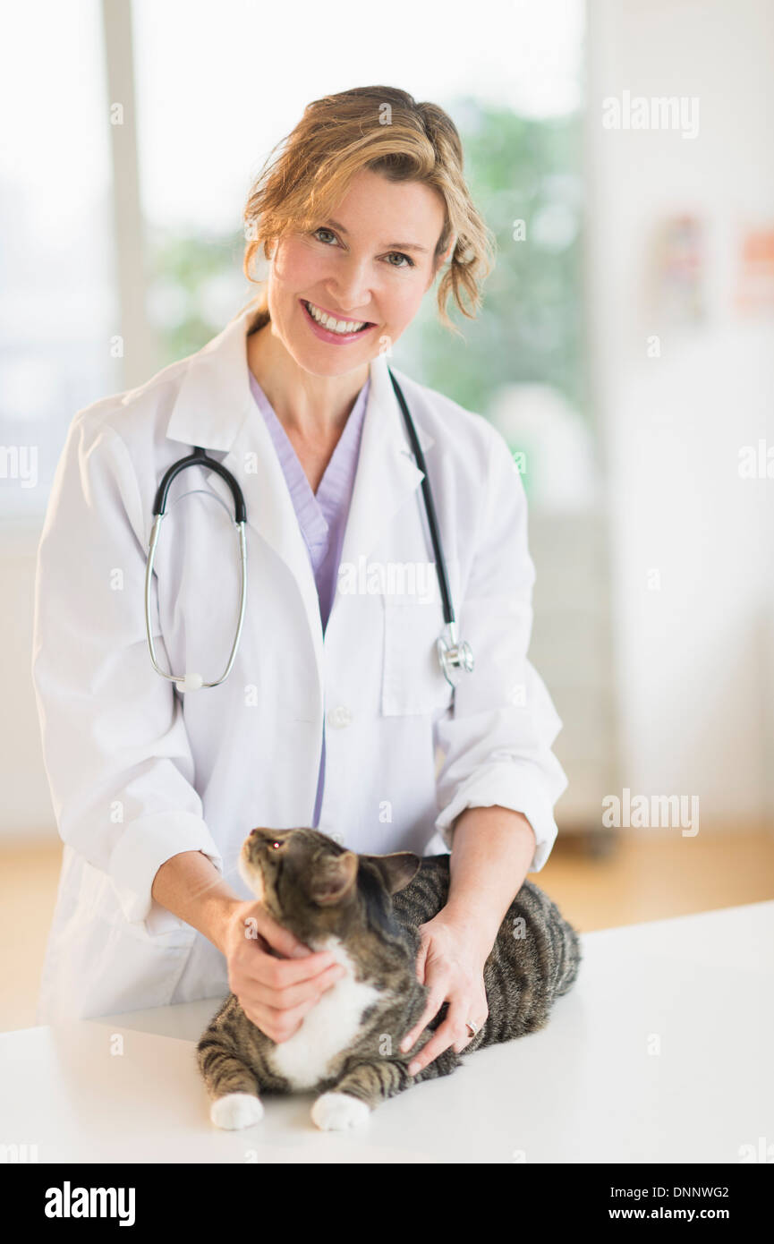 Ritratto di donna vet con cat Foto Stock