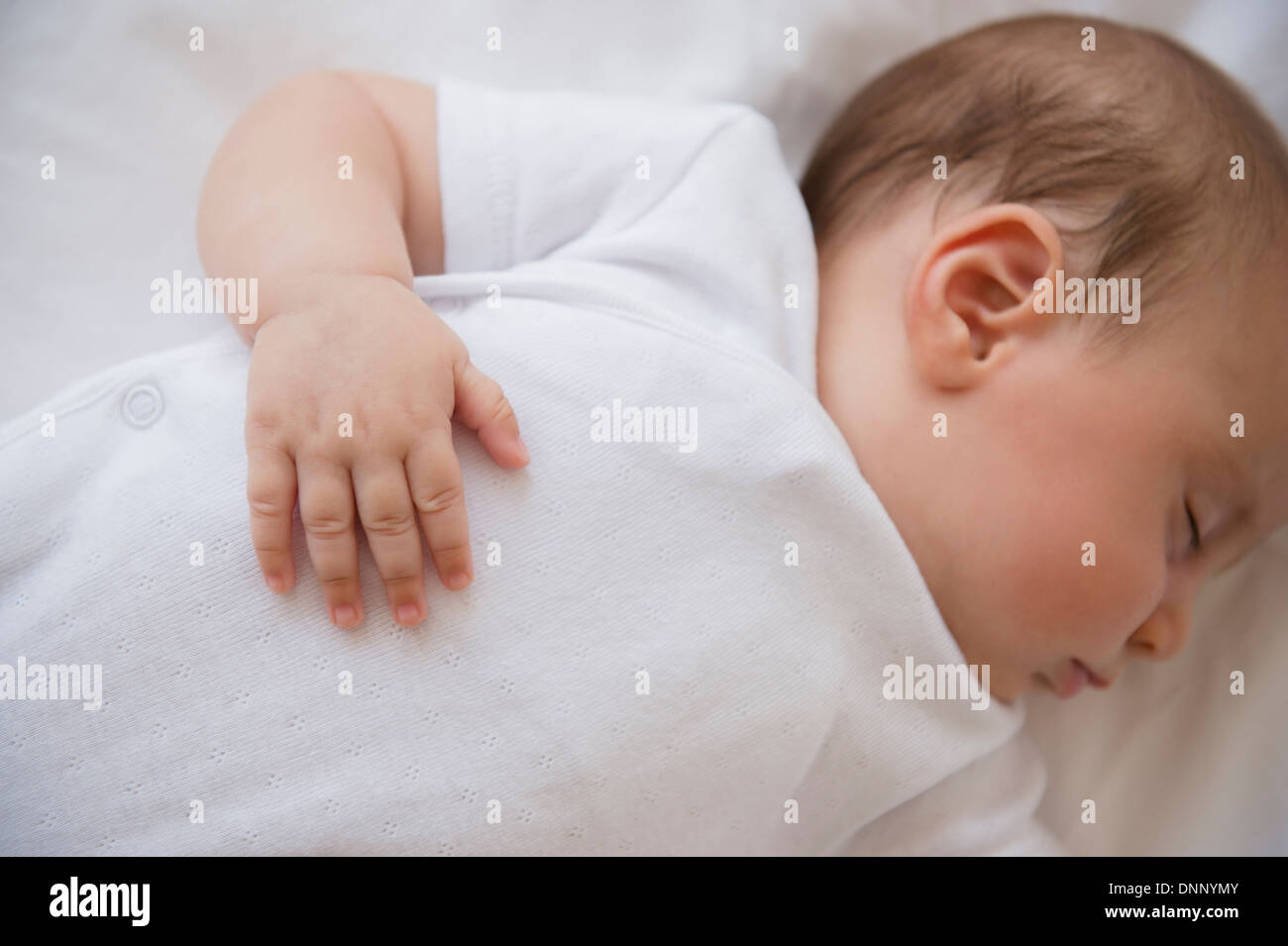 Baby girl (2-5 mesi) dormire nel letto Foto Stock