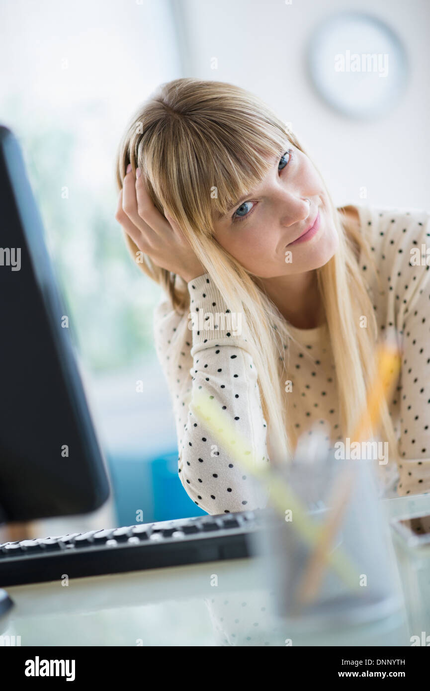 Designer femmina rilassante in ufficio Foto Stock