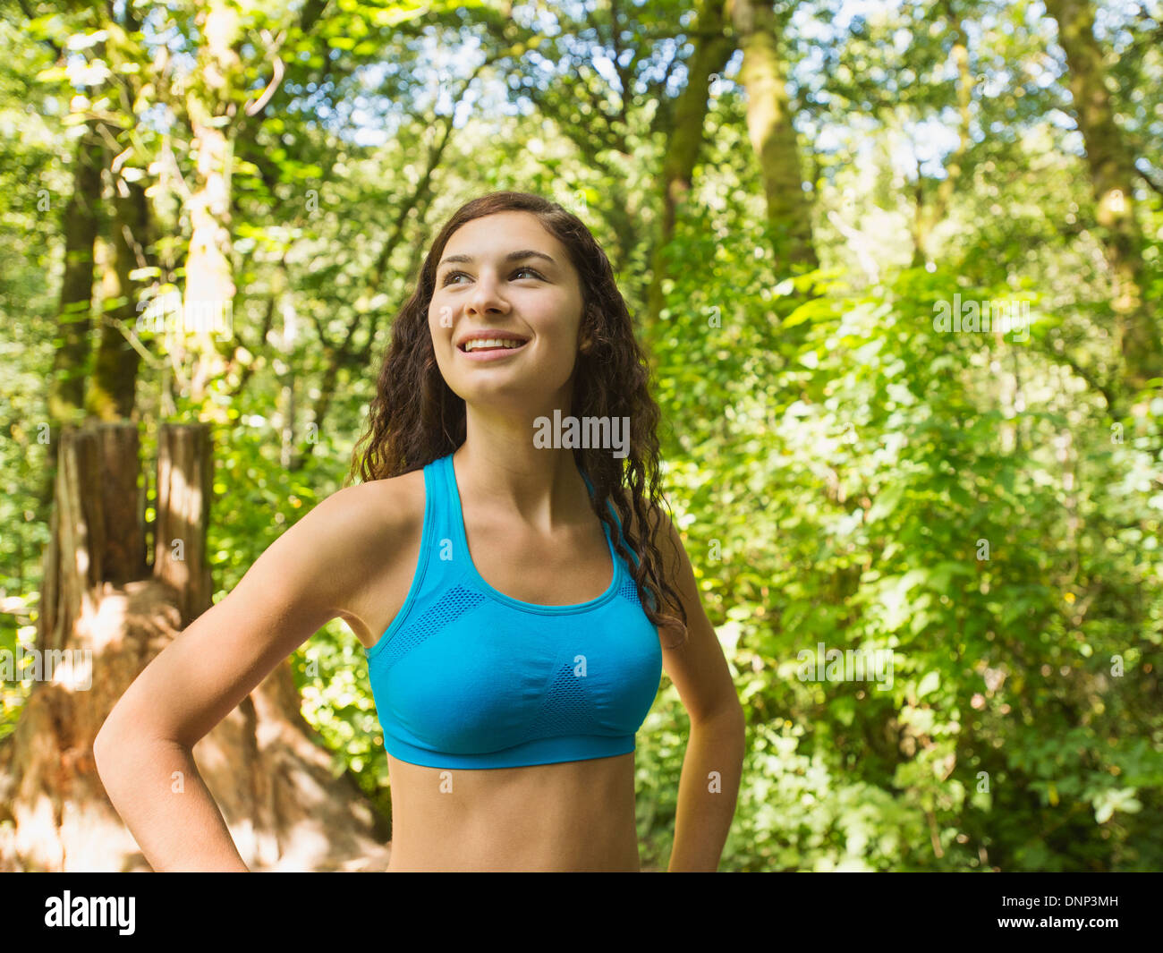 Stati Uniti d'America, Oregon, Portland, Ritratto di runner in foresta Foto Stock