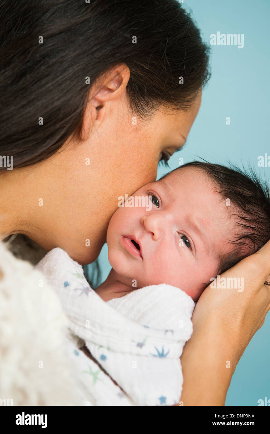 Ritratto di Madre holding neonato (0-11 mesi) Foto Stock