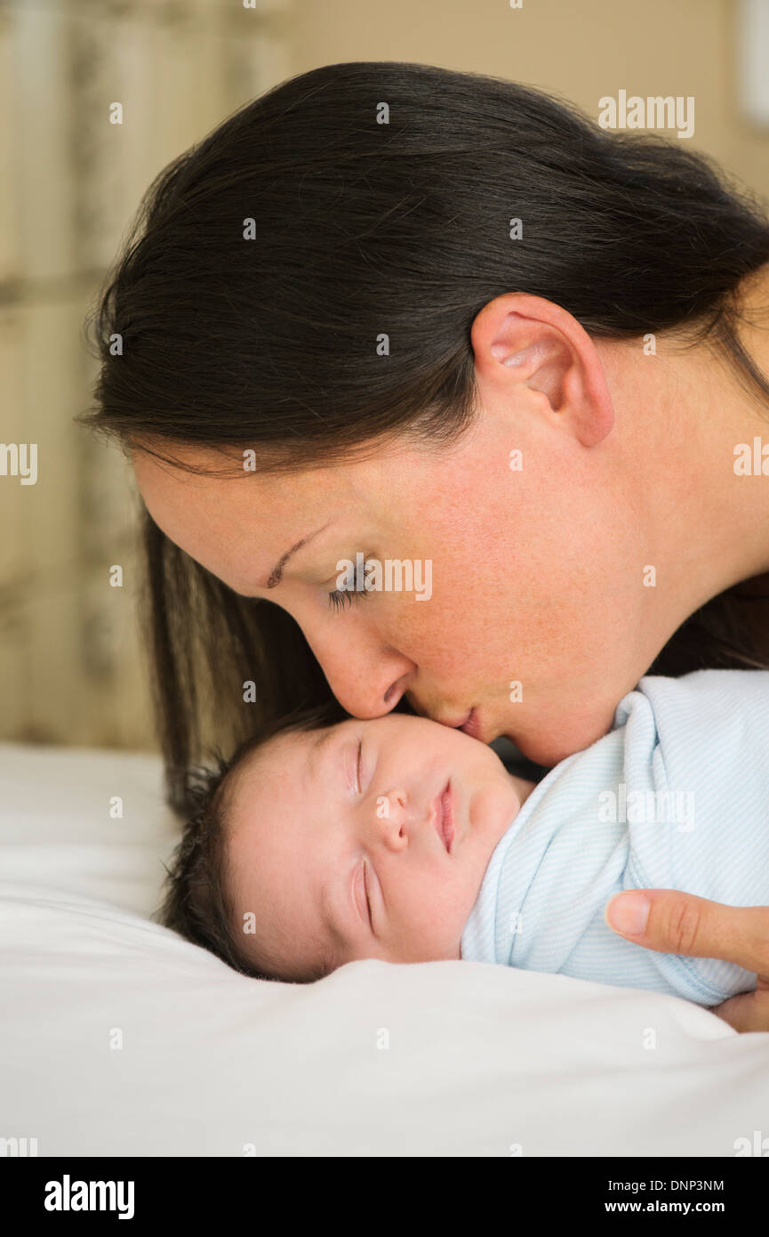 Ritratto di Madre baciare neonato (0-11 mesi) Foto Stock