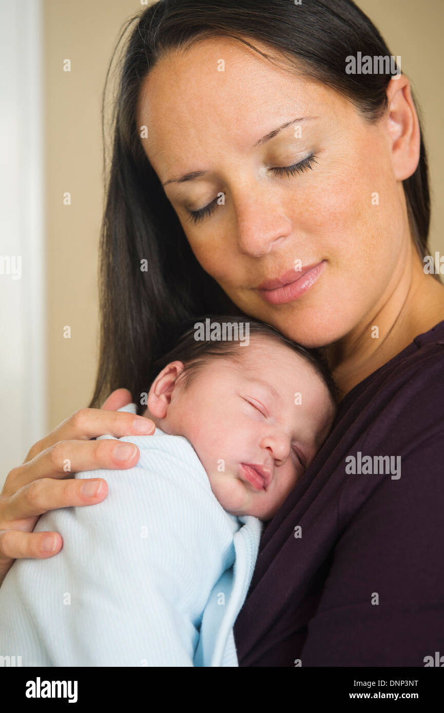 Ritratto di Madre holding neonato (0-11 mesi) Foto Stock