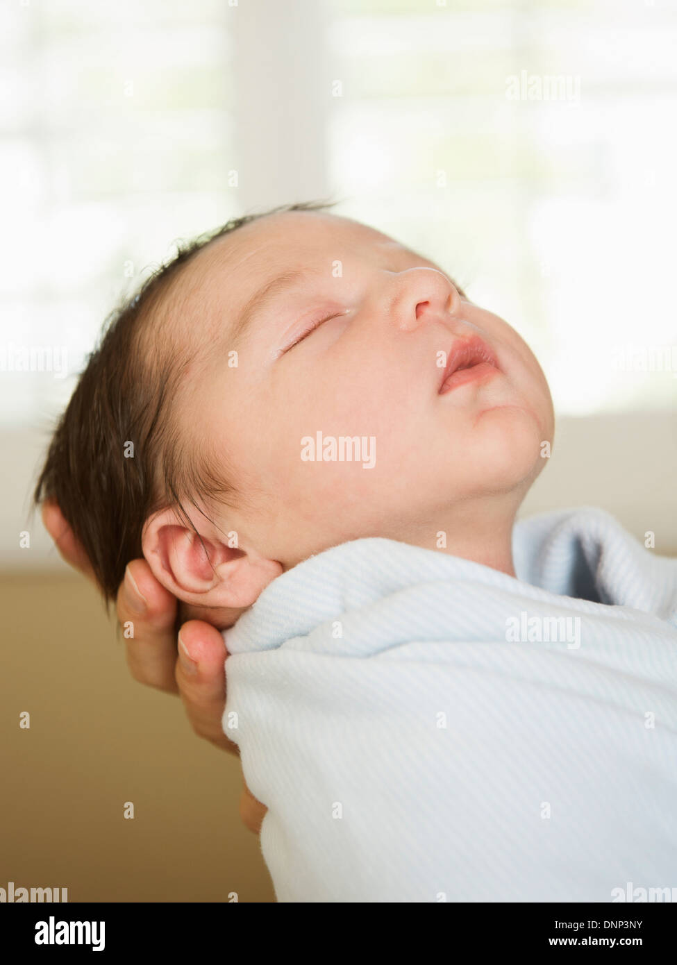 Ritratto di neonato ragazzo (0-1 mesi) dormire Foto Stock