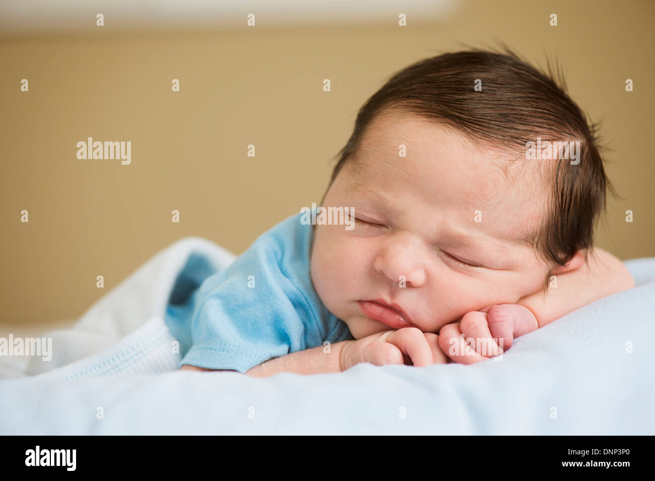 Ritratto di neonato ragazzo (0-1 mesi) dormire Foto Stock