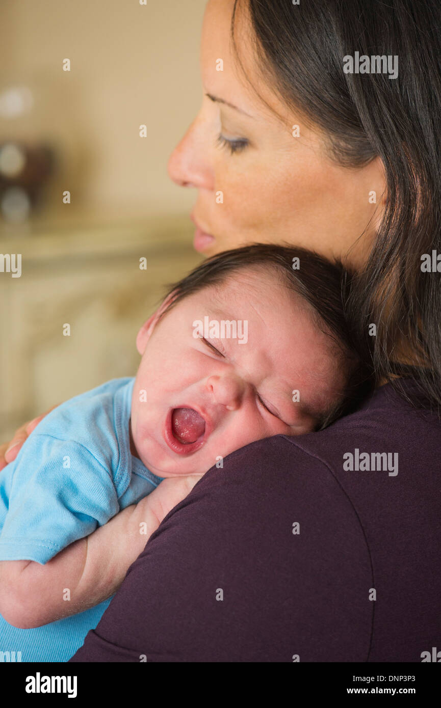 Ritratto di Madre holding neonato (0-11 mesi) Foto Stock