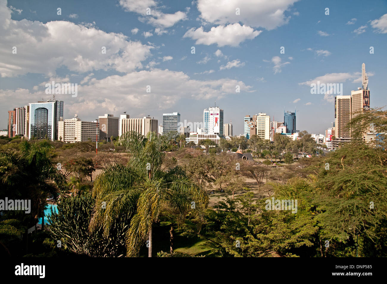 Panorama della città di Nairobi skyline con alto edificio multipiano edifici visto da Nairobi Serena Hotel Foto Stock