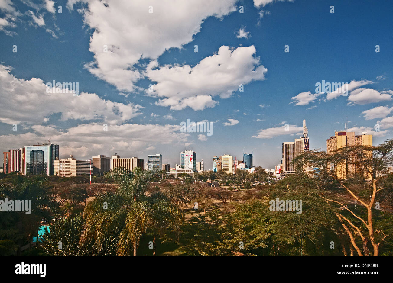 Panorama della città di Nairobi skyline con alto edificio multipiano edifici visto da Nairobi Serena Hotel Foto Stock