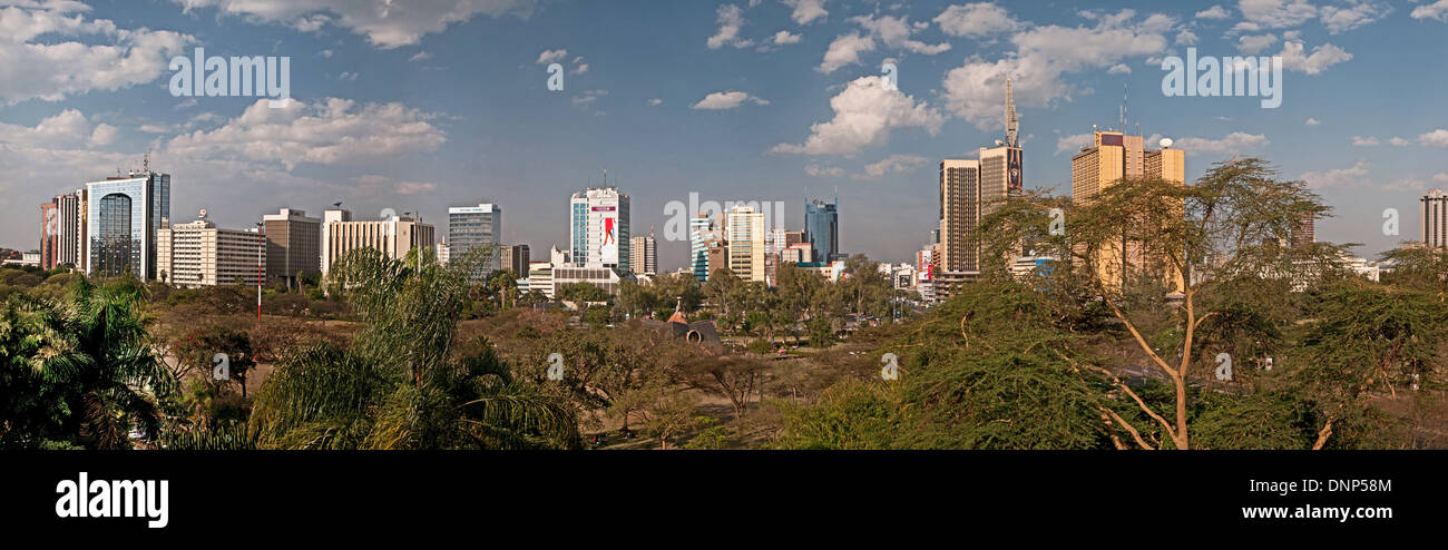 Alta risoluzione di Nairobi skyline della città con alto edificio multipiano edifici visto da Nairobi Serena Hotel Foto Stock