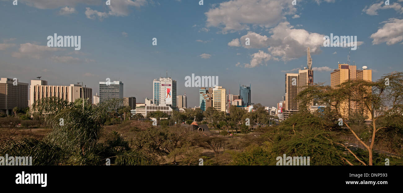 Alta risoluzione di Nairobi skyline della città con alto edificio multipiano edifici visto da Nairobi Serena Hotel Foto Stock