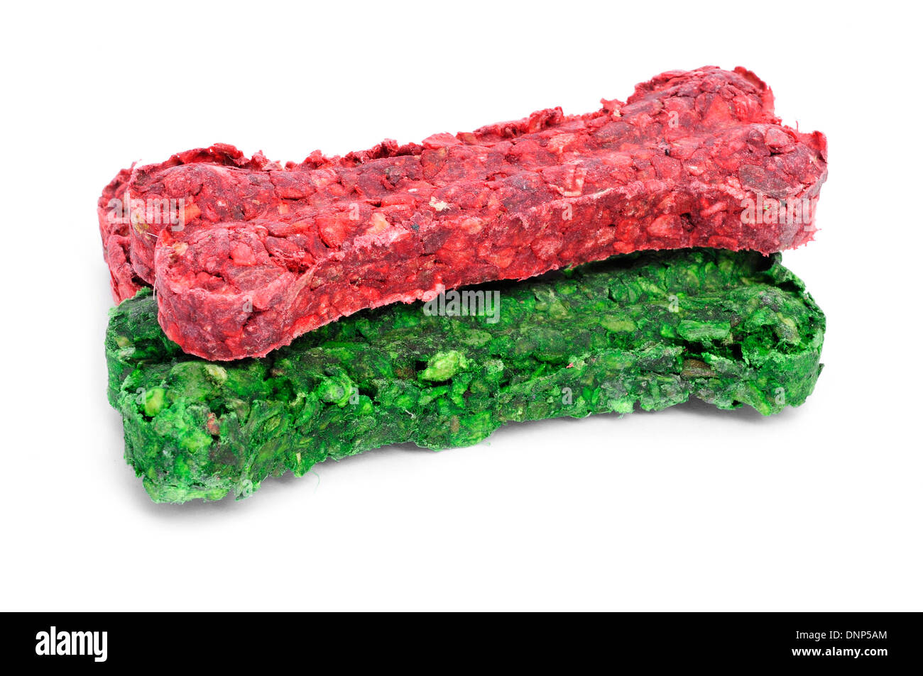 Alcune forma di osso di cane biscotti di diversi colori su sfondo bianco Foto Stock