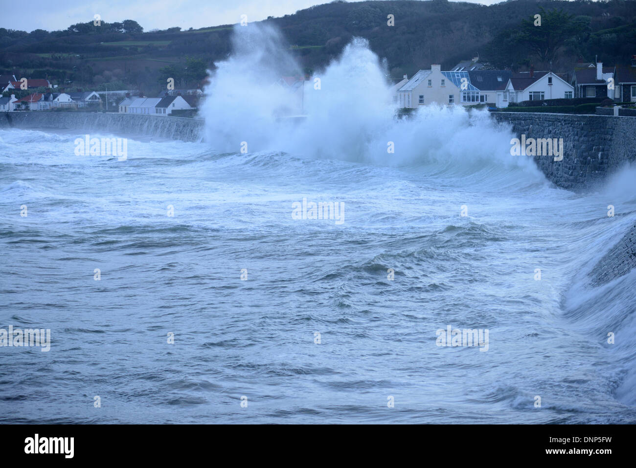 Rocquaine Bay, Guernsey, Isole del Canale, UK. Il 1 gennaio 2014. Venti forti e coincidente alte maree cause strade di alluvione in St Peter Port e sull'Isola di Alderney. I venti forti sono previsti in aumento in tutto il giorno © Loveleigh News/Alamy Foto Stock