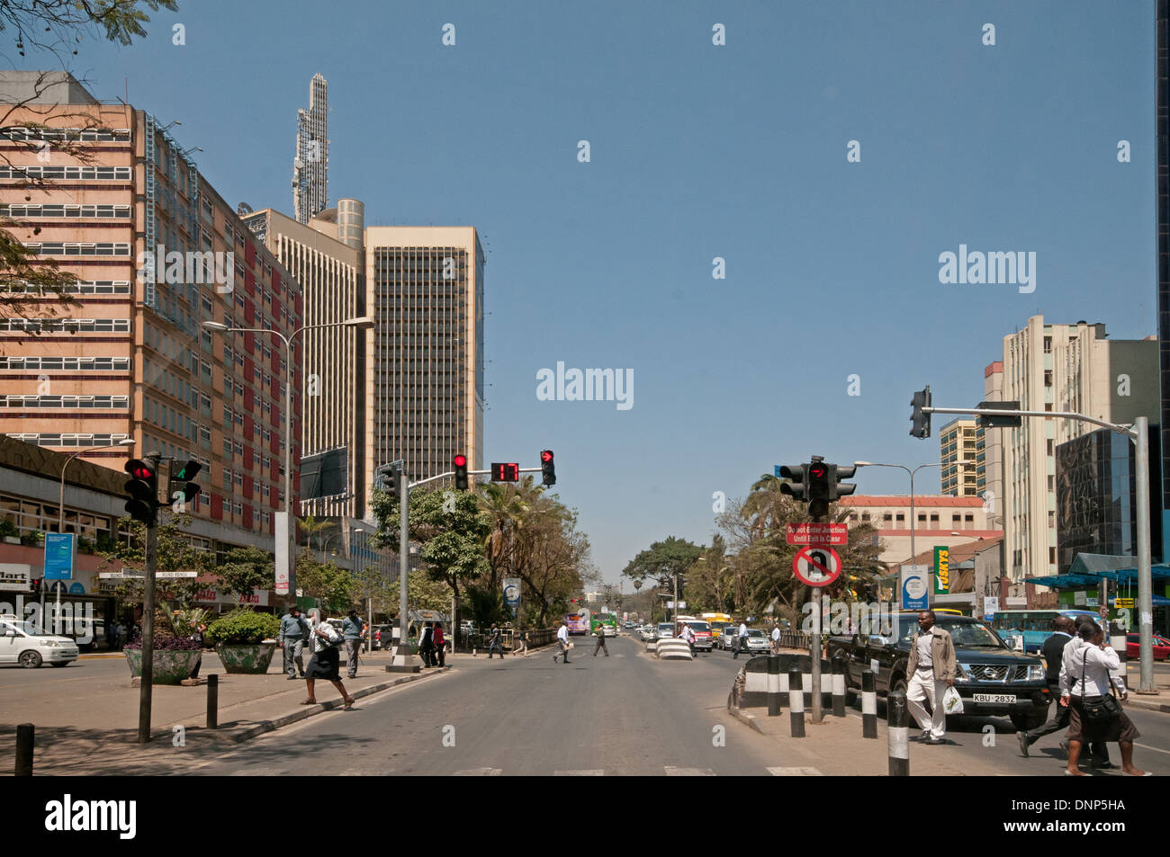 Il semaforo e pedoni su Kenyatta Avenue Nairobi Kenya con Post Office Tower in alto a sinistra Foto Stock