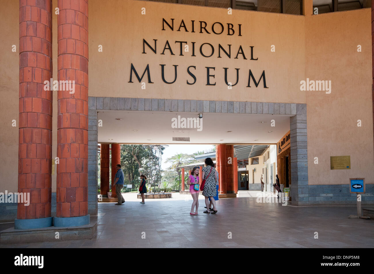 Bianco famiglia caucasica di adulti e bambini di entrare l'entrata principale del Nairobi National Museum Foto Stock