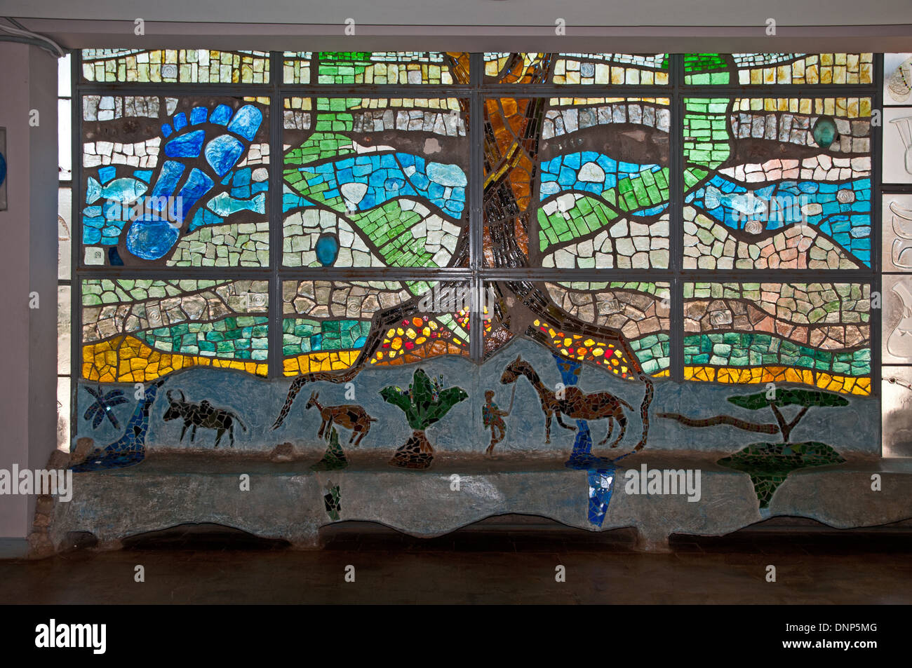 Finestra di vetro colorato all'interno di entrata di Nairobi Museo Nazionale del Kenya con alberi e animali selvatici illustrato Foto Stock