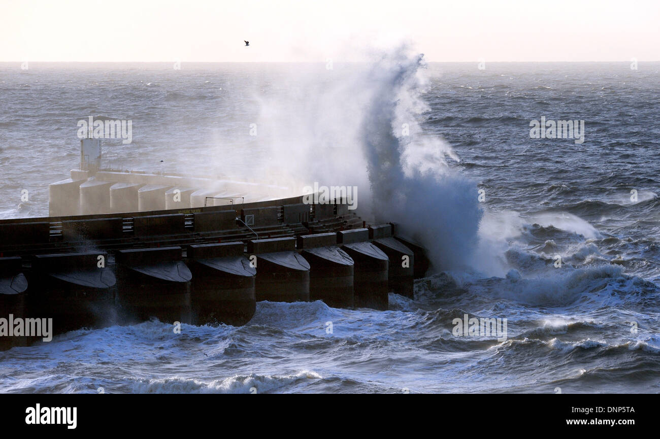 Onde enormi crash al di sopra del ramo occidentale del Brighton Marina questa mattina . Foto Stock