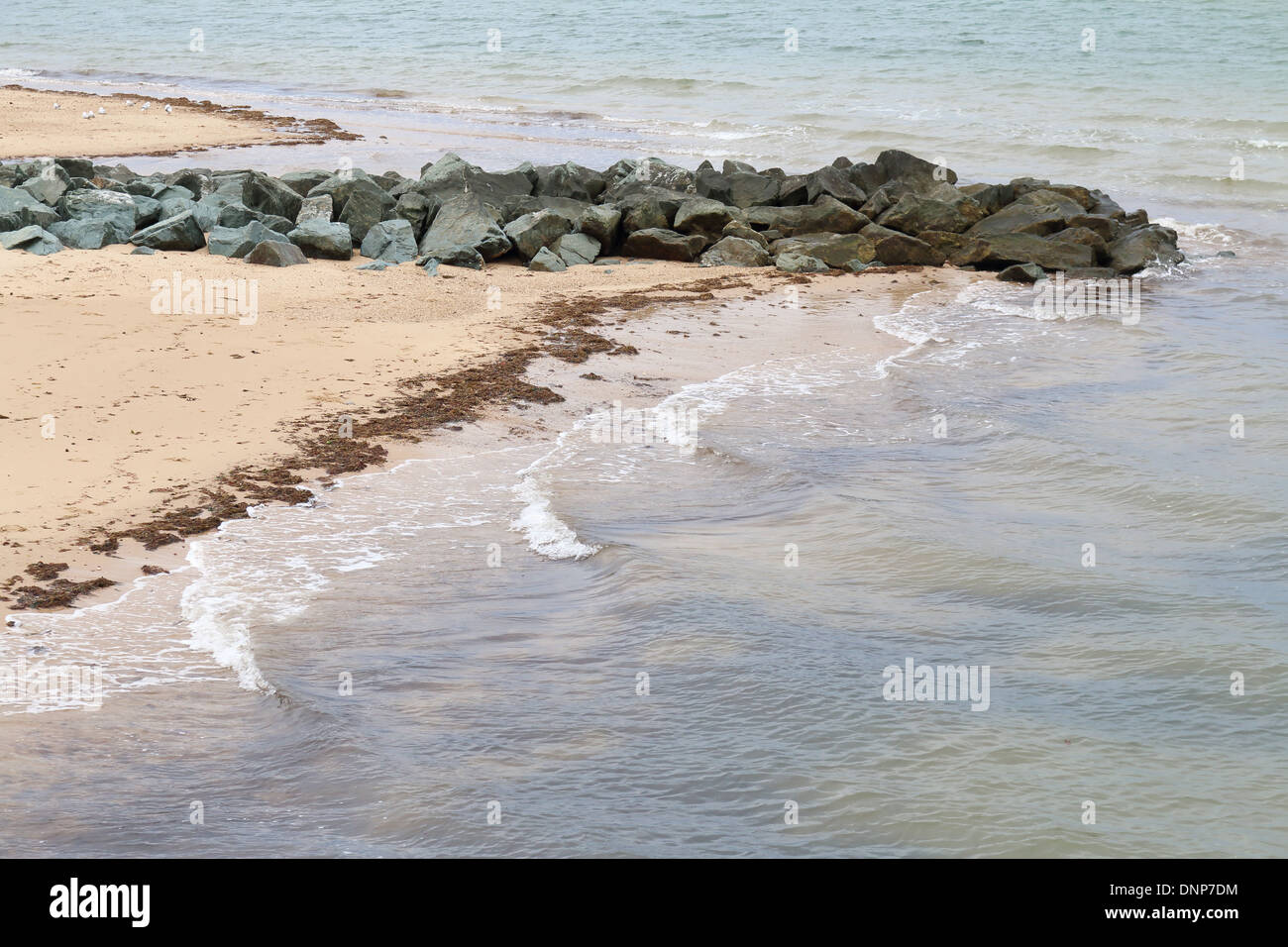 Rocce sulla spiaggia sabbiosa Foto Stock