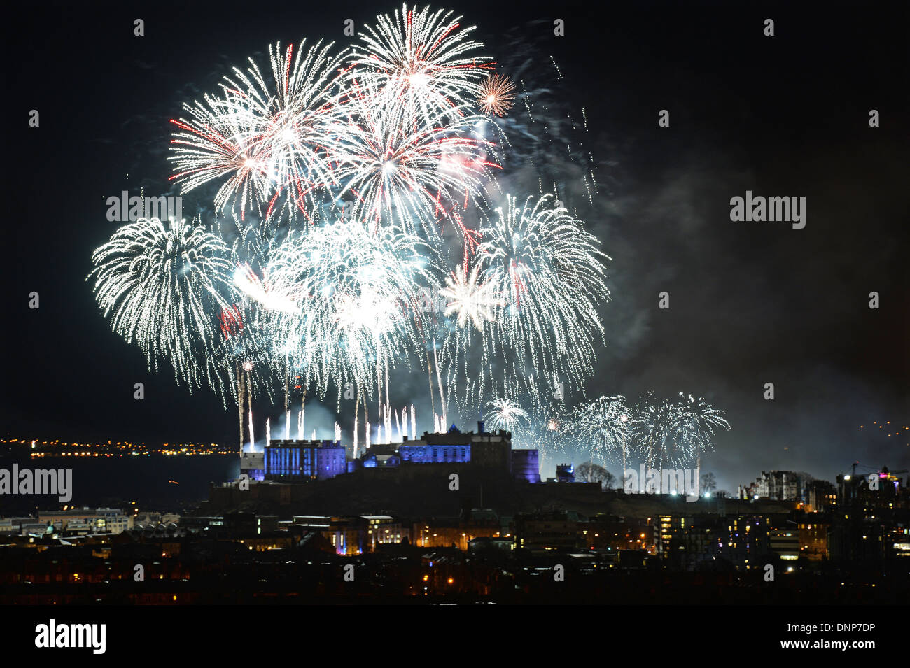 Edimburgo Scozia herald nel nuovo anno 2014 con un fuoco d'artificio è visualizzato come da Blackford Hill. Foto Stock