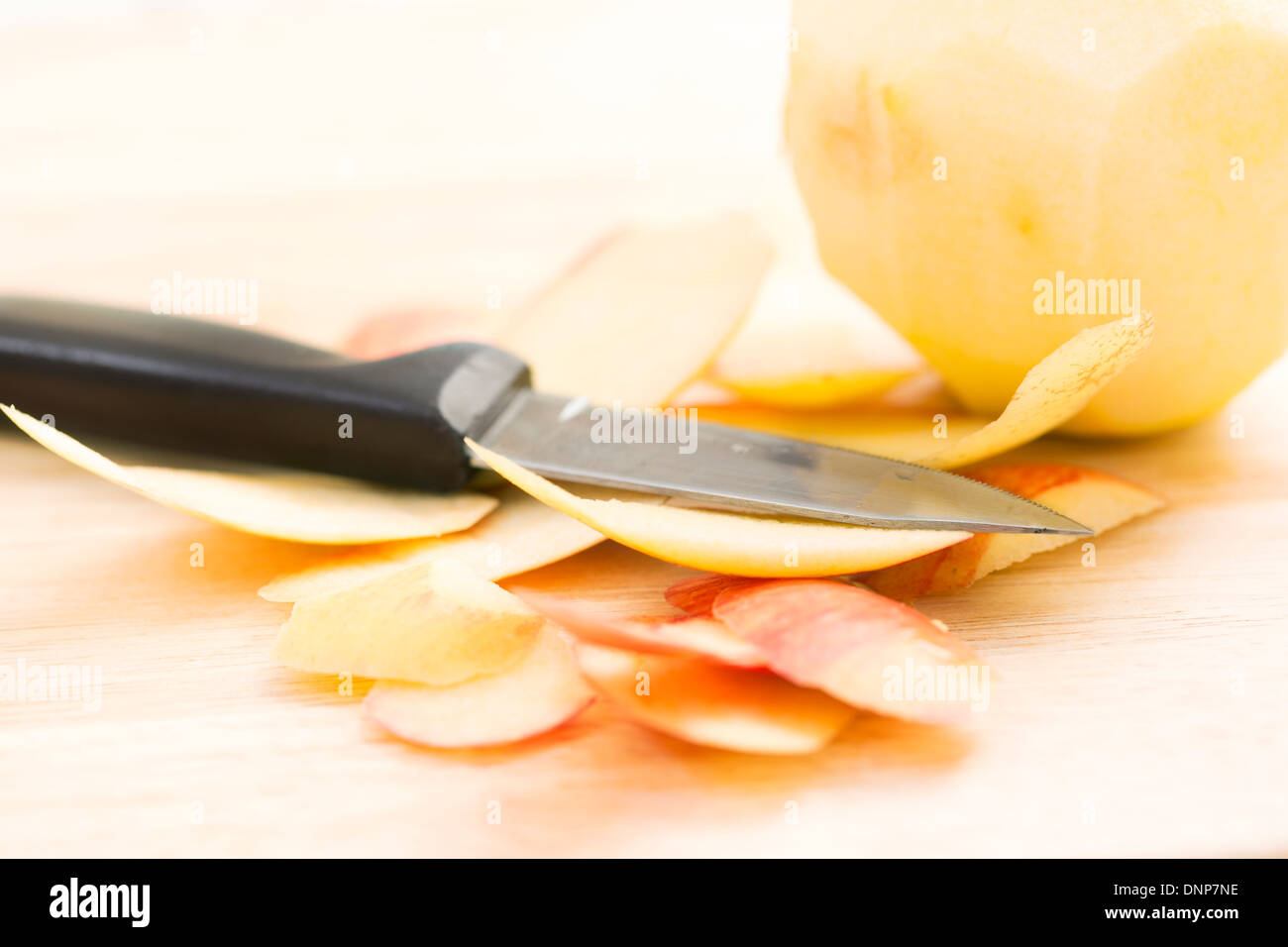 Bucce di Apple con coltello seghettato, profondità di campo Foto Stock