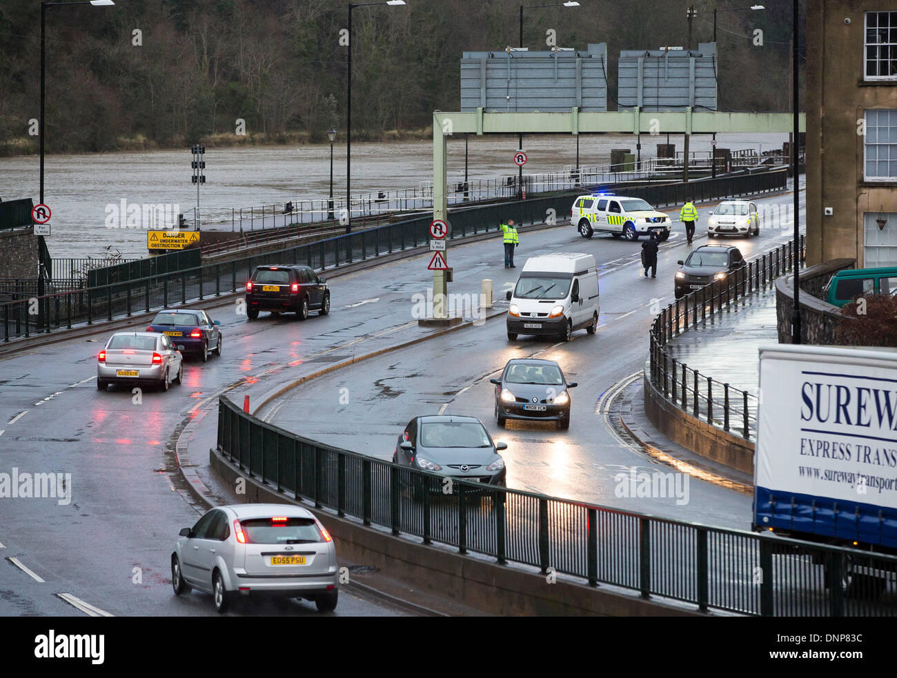 Bristol, Regno Unito. Il 3° gennaio 2014. La polizia e gli operatori di emergenza arrestare il traffico attraverso il Avon Gorge dopo alte maree violato le aree intorno al fiume Avon a Bristol. 3 gennaio 2014 Credit: Adam Gasson/Alamy Live News Foto Stock