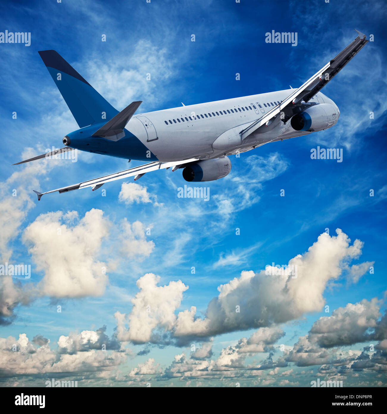 Jet crociera in un blu cielo nuvoloso Foto Stock