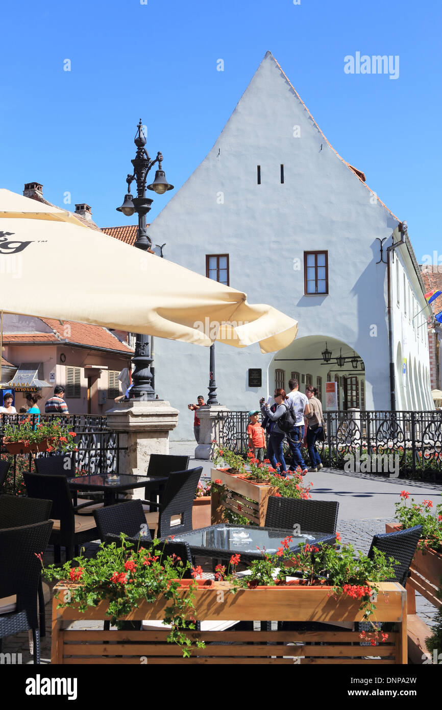 Il cafe accanto al leggendario bugiardo's Bridge nel centro storico di Sibiu, in Transilvania, Romania Foto Stock