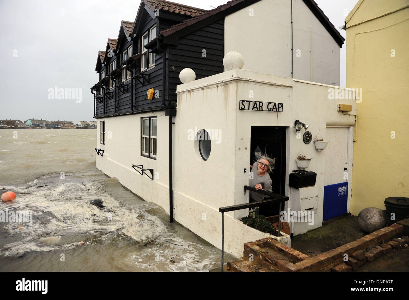 Chris Howitt guarda fuori dalla sua casa a Shoreham dal mare West Sussex oggi come acqua giri intorno all'esterno ad alta marea Foto Stock