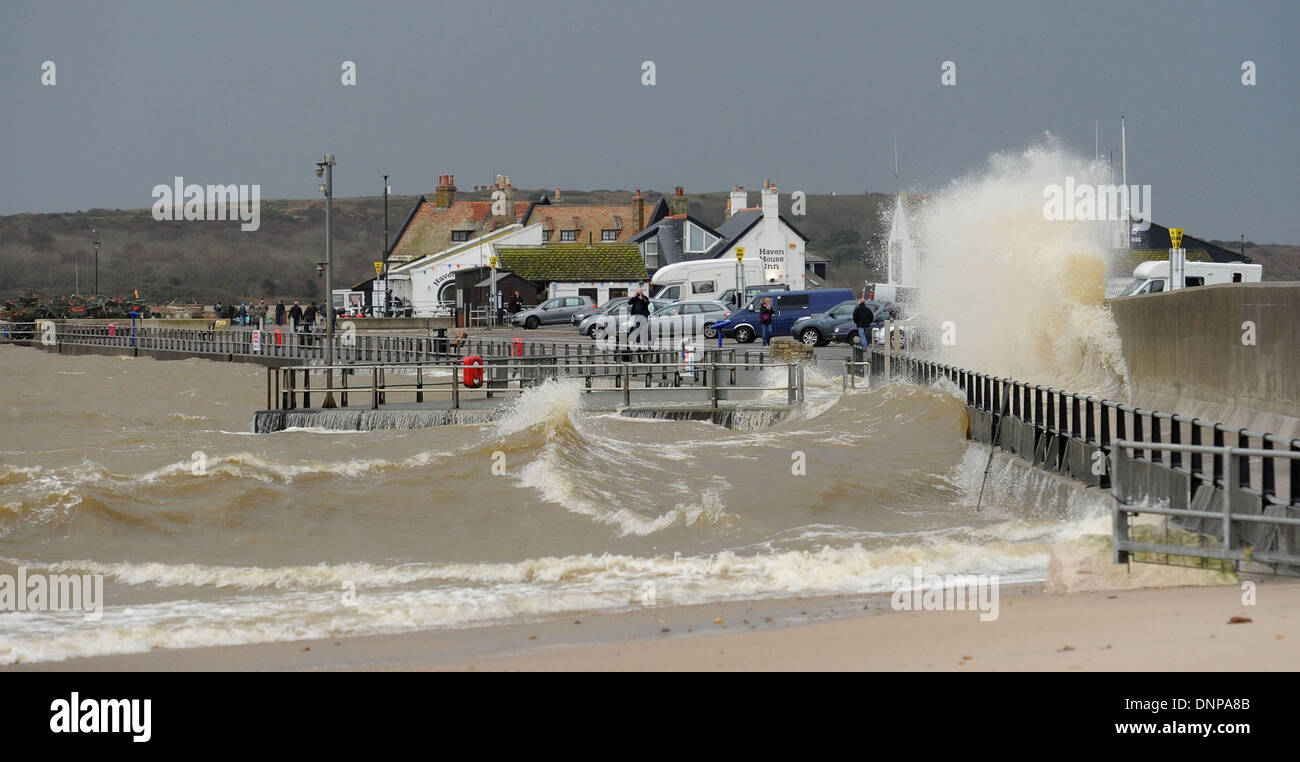 Mudeford Quay, Hampshire, Regno Unito . 03 gen 2014. Onde infrangersi su Mudeford Quay, vicino a Christchurch, Hampshire, ad alta marea come tempeste ancorare la costa sud dell'Inghilterra il 3 gennaio 2014. Credito: John Beasley/Alamy Live News Foto Stock