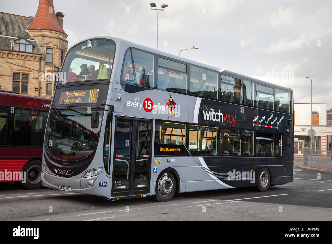 Autobus Volvo Wright Gemini ‘Witch Way’ a due piani sulla lunga linea di autobus X43, che collega Manchester a Nelson, Inghilterra, Regno Unito Foto Stock