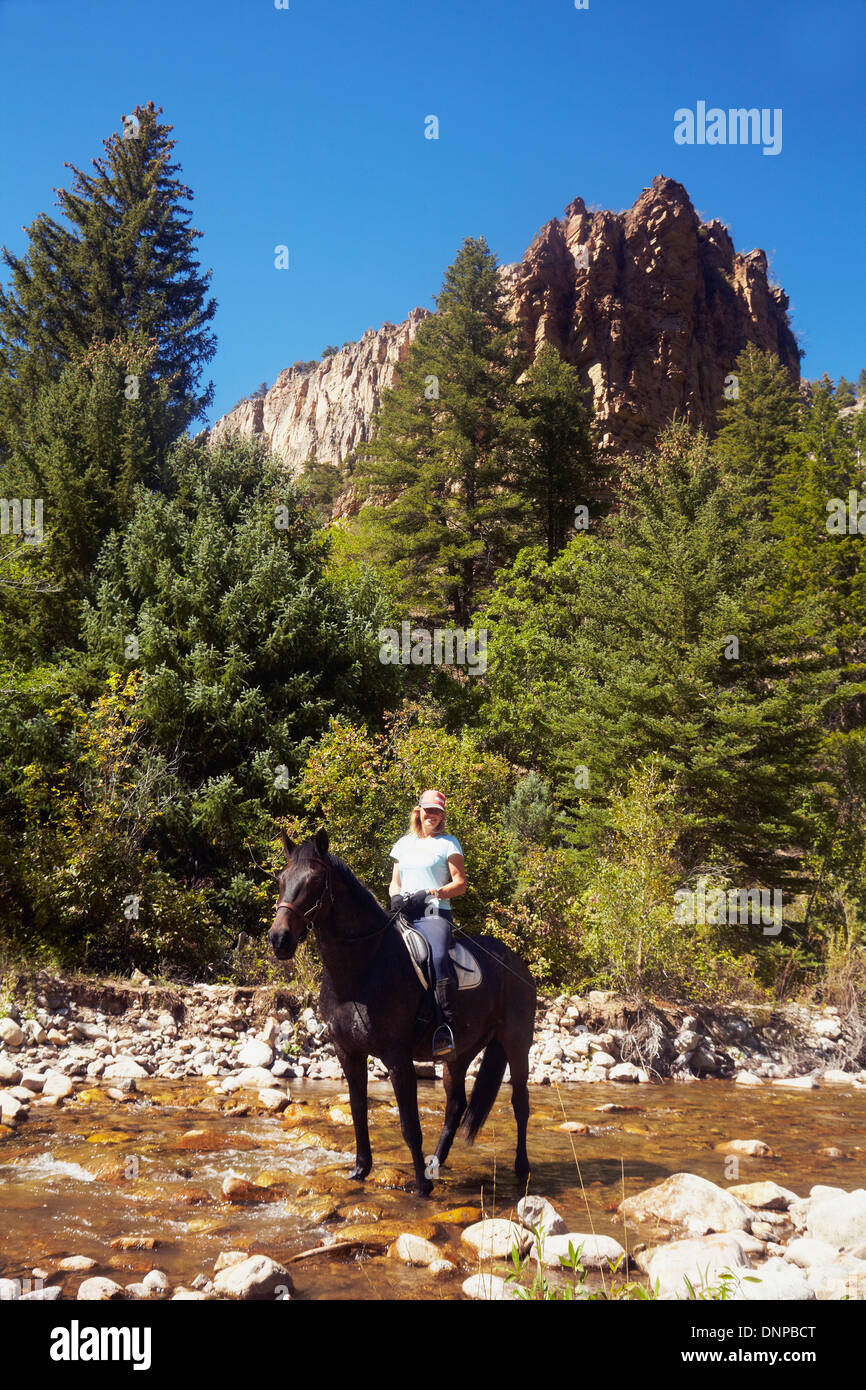 Stati Uniti d'America, Western Colorado, donna di equitazione Foto Stock