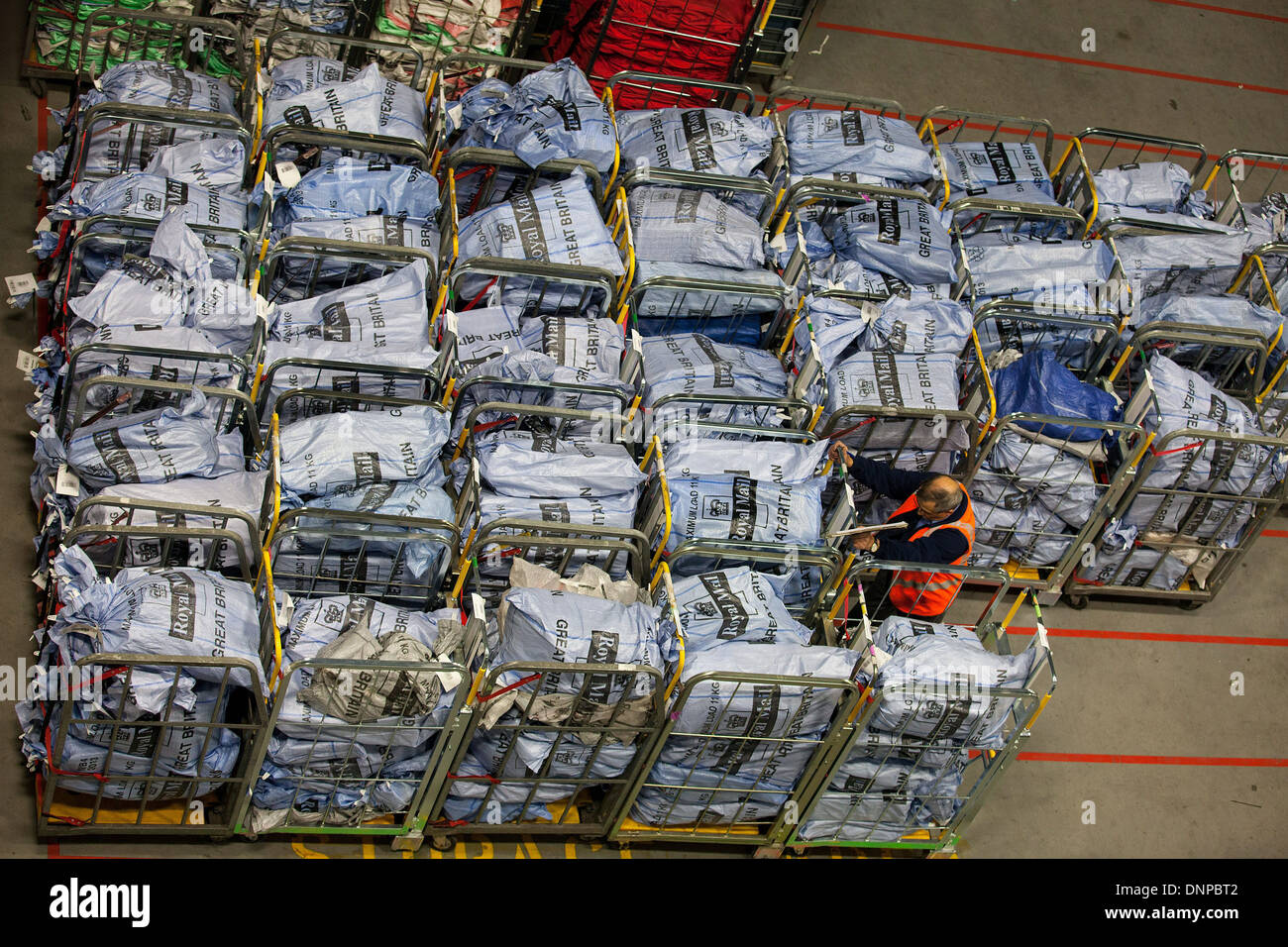 Vista interna del Royal Mail in tutto il mondo un centro di distribuzione vicino a Heathrow Foto Stock