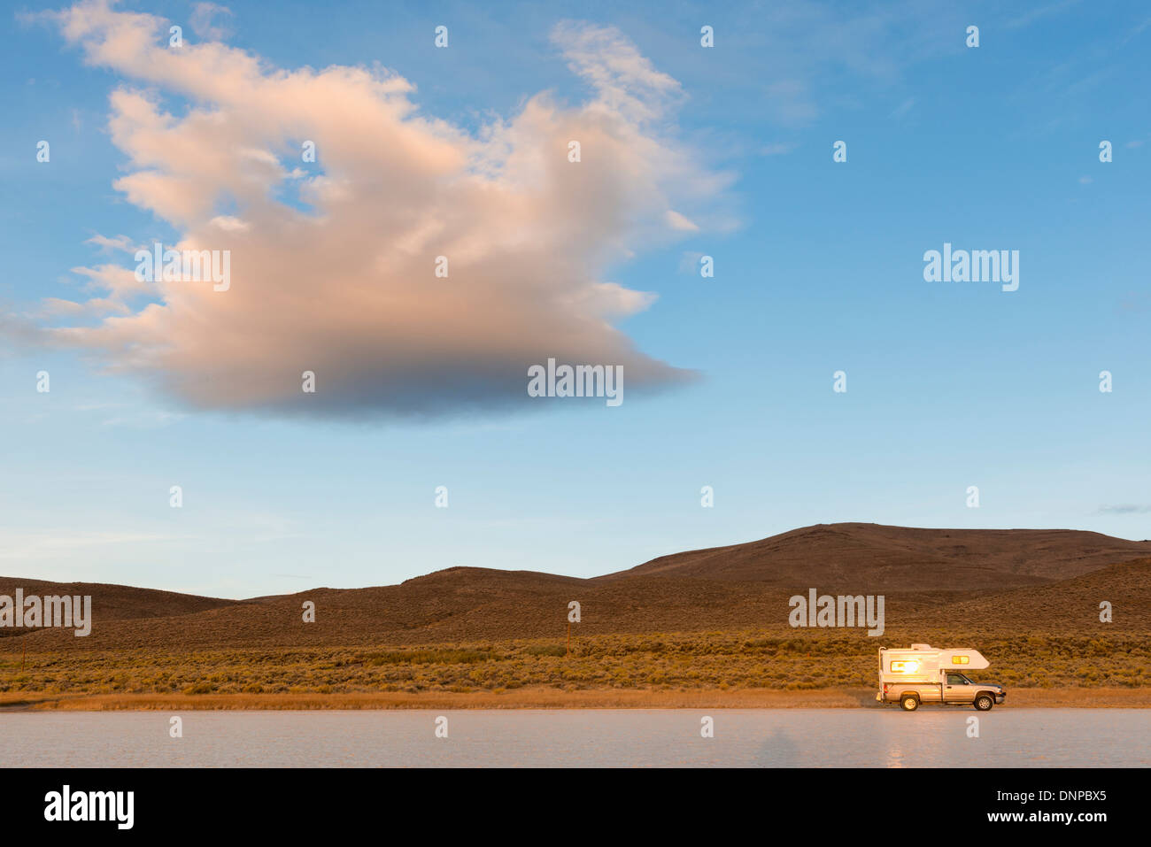 Stati Uniti d'America, Eastern Oregon, Alvord Playa, Camper sulla strada Foto Stock