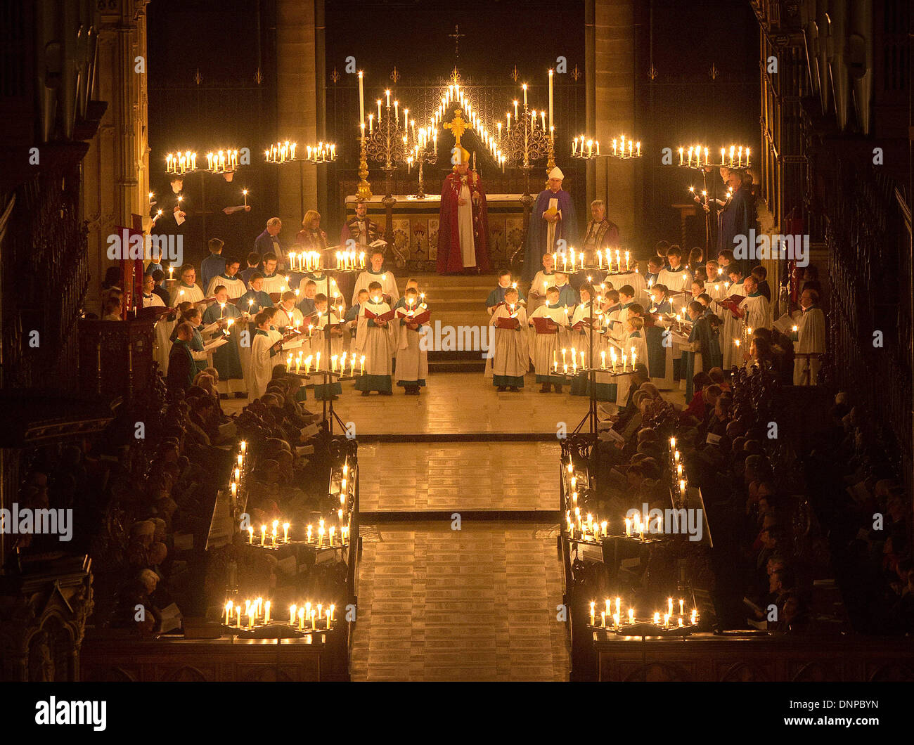L annuale Tenebre alla Luce servizio presso la Cattedrale di Salisbury, Wiltshire. Foto Stock