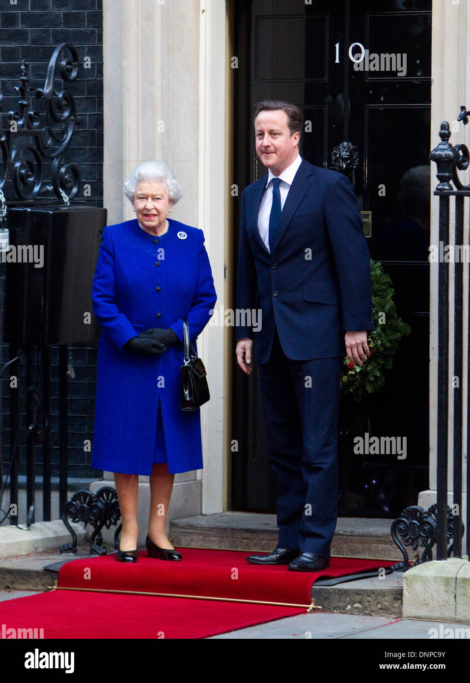 HRH Queen Elizabeth il secondo e il Primo Ministro David Cameron sui passi di Downing Street Foto Stock