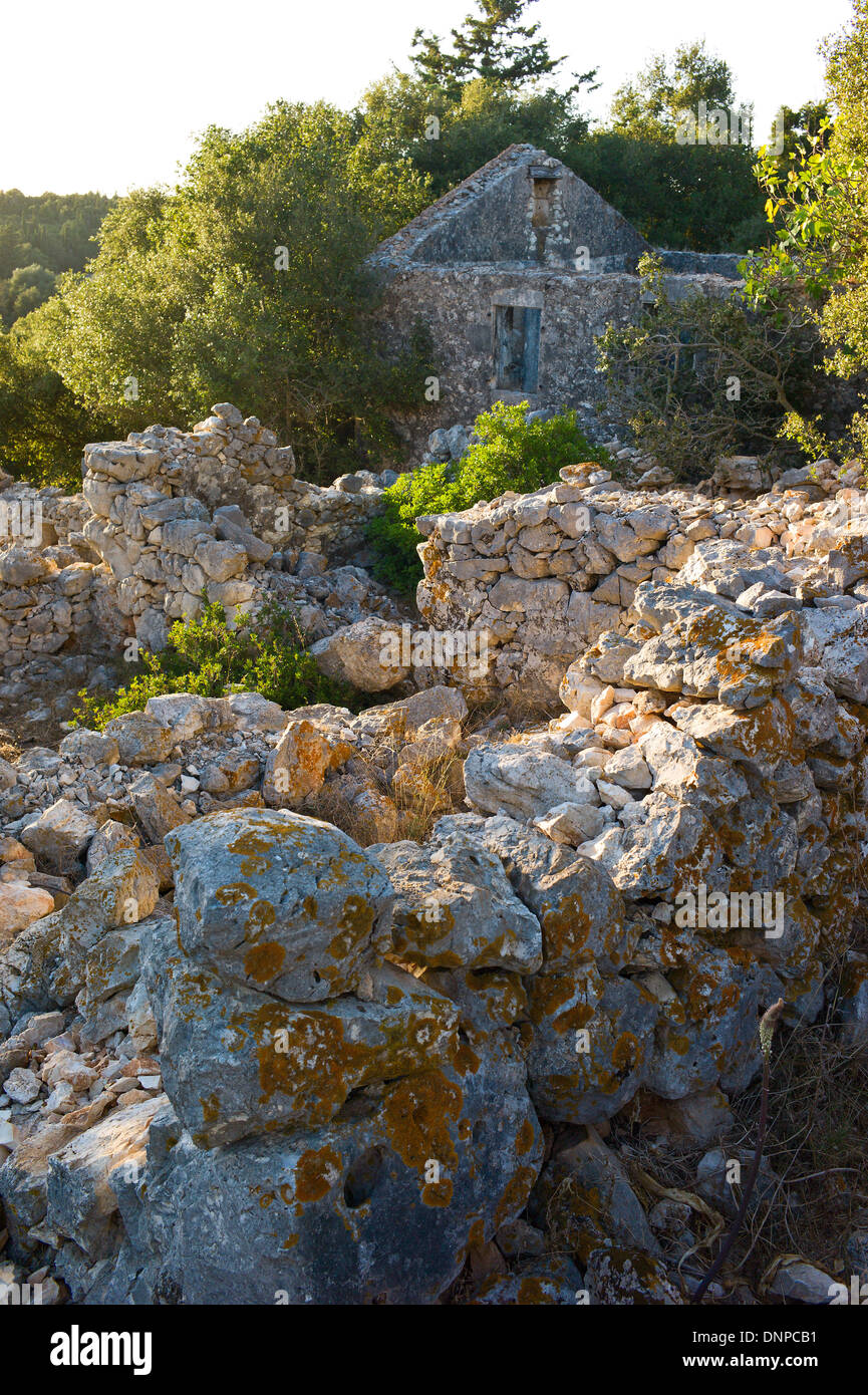 Resti di edifici distrutti dal terremoto 1953 in Andipata Erisou vicino a Fiscardo, Cefalonia, Grecia Foto Stock