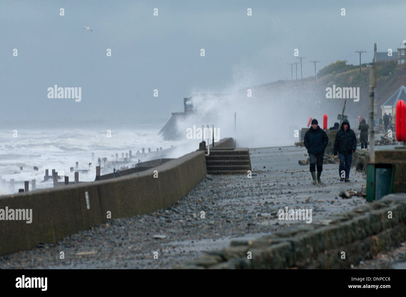 Blaenau Ffestiniog, Gwynedd, Wales, Regno Unito. Il 3° gennaio 2014. Enorme demolito le onde del mare le difese della parete e la dispersione di grandi pietre lungo il mare e sopra i parcheggi. La linea ferroviaria è stata coperta in ciottoli e traversina fondazioni erano stati compromessi. La città aspetta un altro alta marea stasera con trepidazione. Con oltre 500 alluvione avvisi e allarmi su tutto il territorio nazionale agenzia per l'ambiente ha messo in guardia le persone a essere preparati per proteggere se stessi e le loro case e a rimanere ben indietro dalla high water mark sui litorali. Credito: Graham M. Lawrence/Alamy Live News. Foto Stock