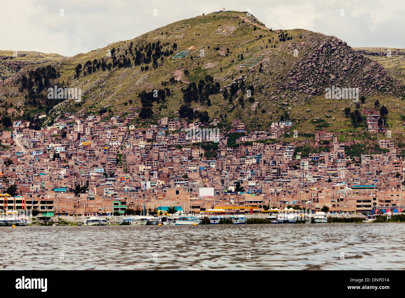 Il Perù, Puno, la vista della città dal Lago Titicaca Foto Stock