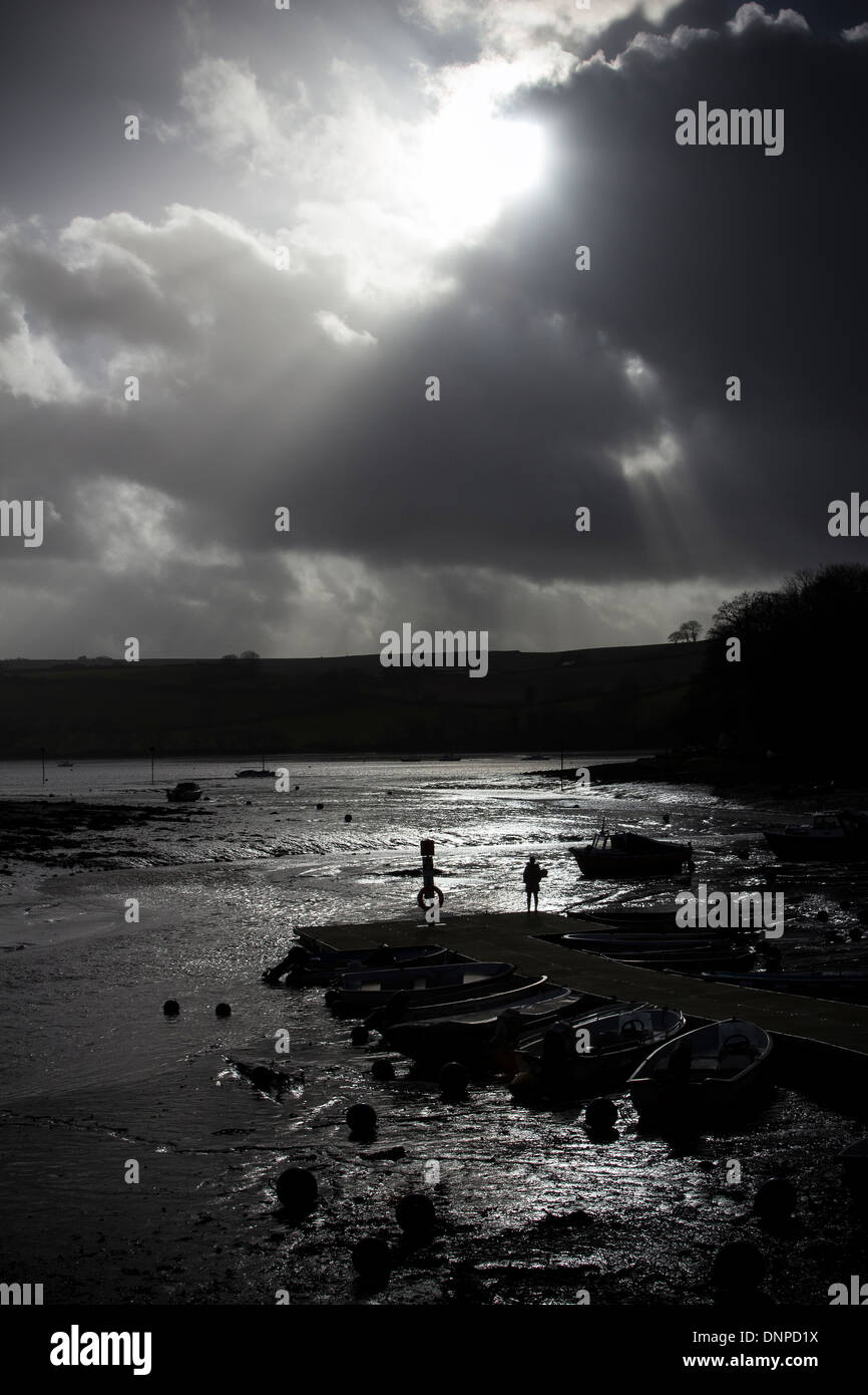 Figura solitaria sul litorale a Stoke Gabriel,river dart,Devon,sud di prosciutti, spiaggia, blu, Gran Bretagna British, sedia, costa, costiere, Foto Stock