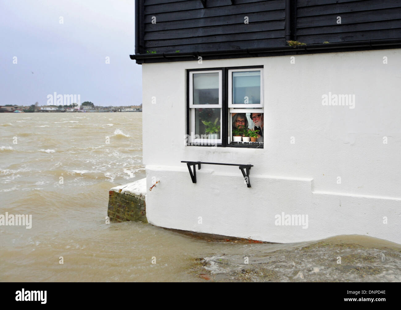 Geoff e Chris Howitt guardare fuori dalla loro casa a Shoreham dal mare West Sussex oggi come acqua giri intorno ad alta marea Foto Stock